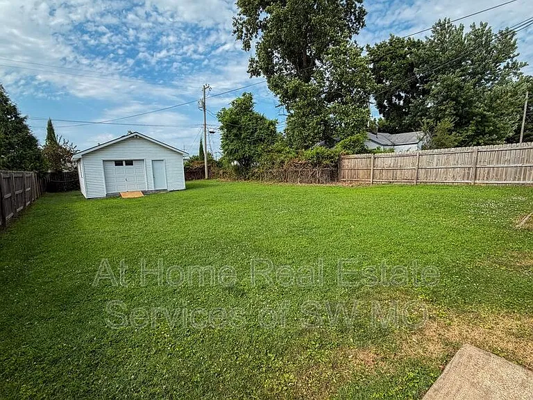 1855 E Walnut St — Photo 3