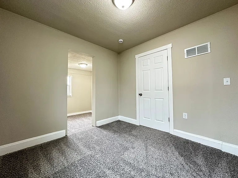 107 W Sycamore St — Photo 10