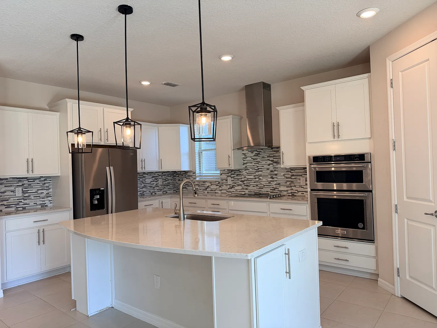 6 bed, 4274 sqft, $3,960 — Photo 4