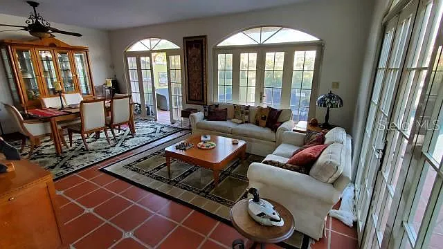 5 bed, 4.5 bath, 3500 sqft, $8,000 — Photo 2