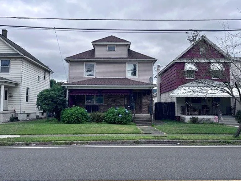 Front of house (Blvd Avenue)