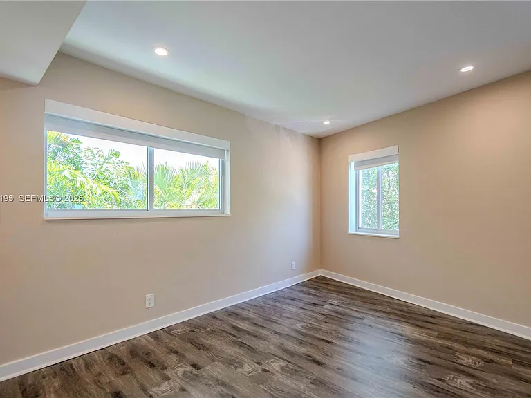 2400 NE 26th St #8 — Photo 9
