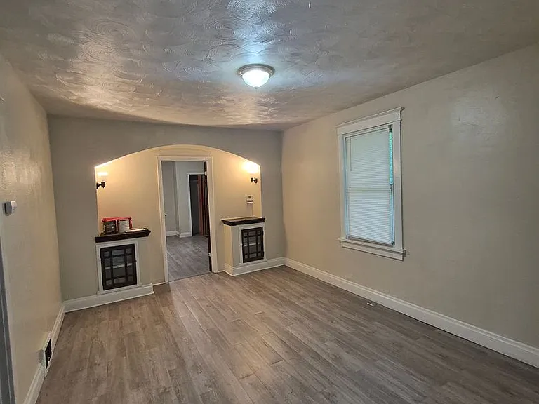 2140 Rose Bud Ave — Photo 3