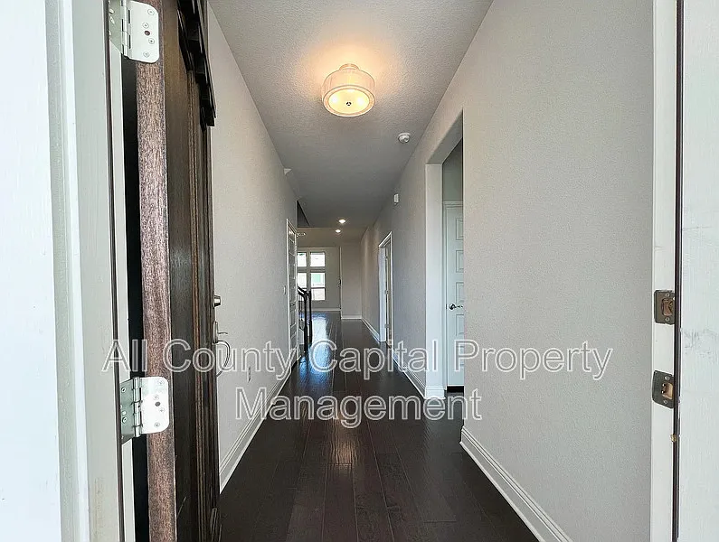 4 bed, 3.0 bath, 2808 sqft, $3,800 — Photo 2