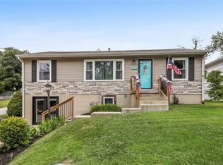 1050 NW South Shore Dr, Lake Waukomis, MO 64151