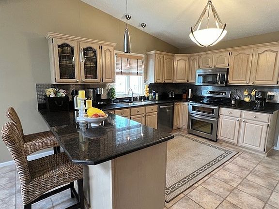 4th image of 2225 Oakcrest Ln