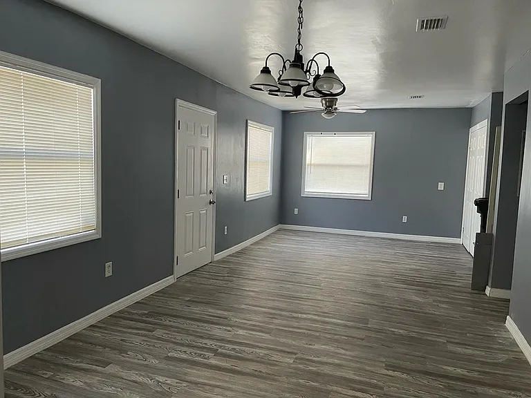 2524 Hiland St — Photo 3