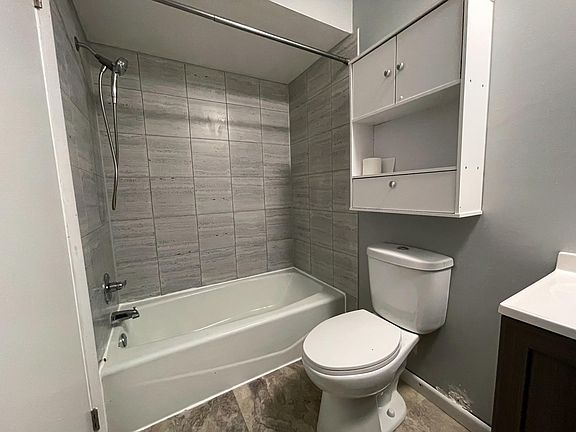 4th image of 2124 Moeller St #2