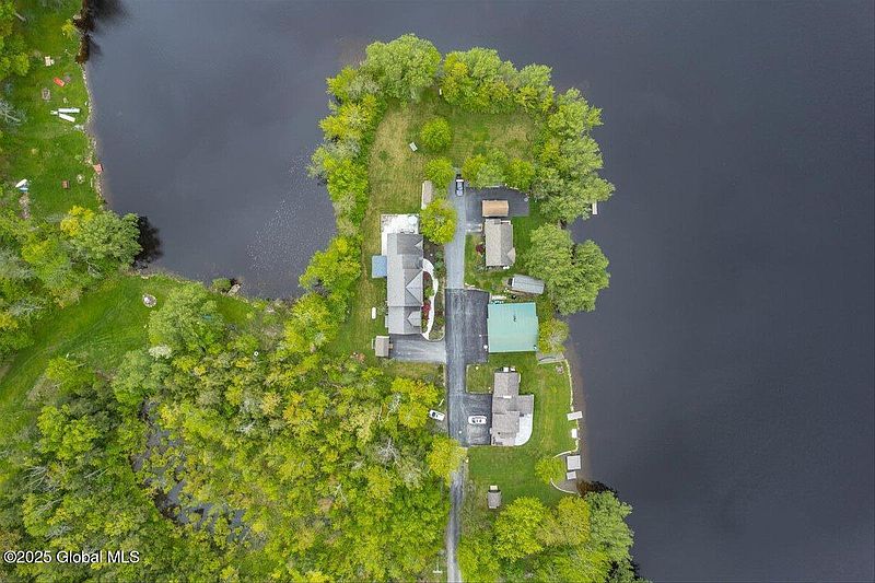 3rd image of 2085 Weast Road