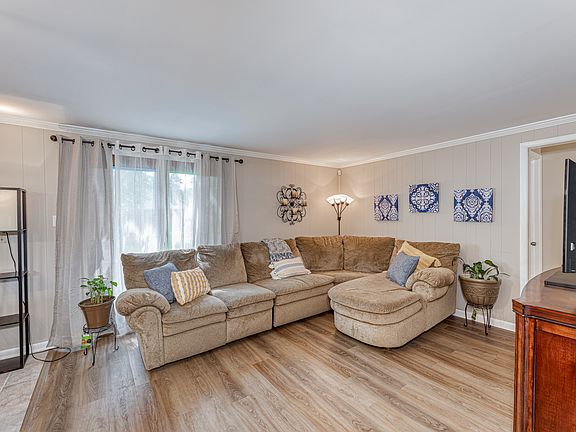 4th image of 1147 Darby Ln