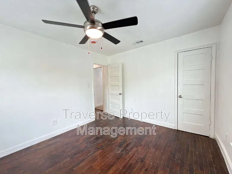 1804 Andrew Ave — Photo 17