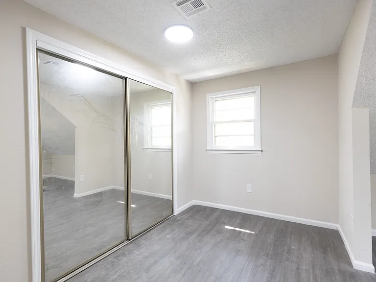 2717 Webster Ave — Photo 7