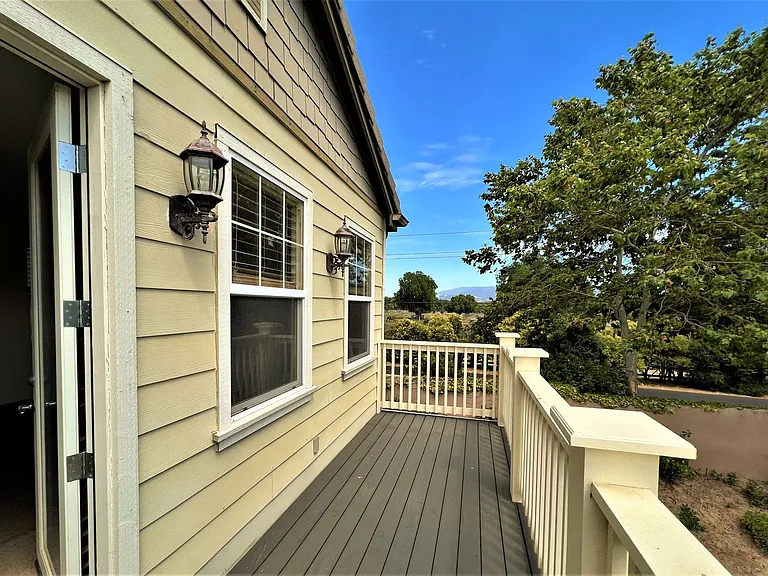 477 Hawk Canyon Ct — Photo 17