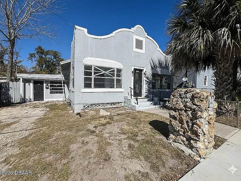 318 Hobart Ave — Photo 3