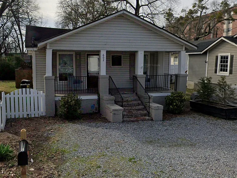 602 W 10th St NE — Photo 1