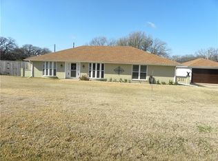 211 Willowood Dr, Burleson, TX 76028