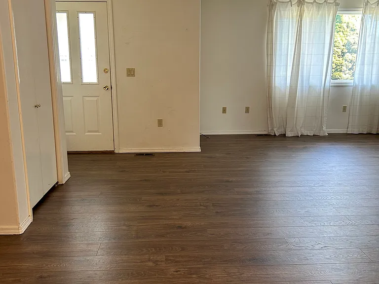 654 E Maple Pl — Photo 2