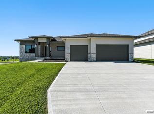 10201 Cove Hollow Dr, Papillion, NE 68046