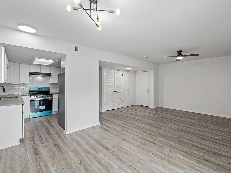 301 E Croslin St #101 — Photo 4