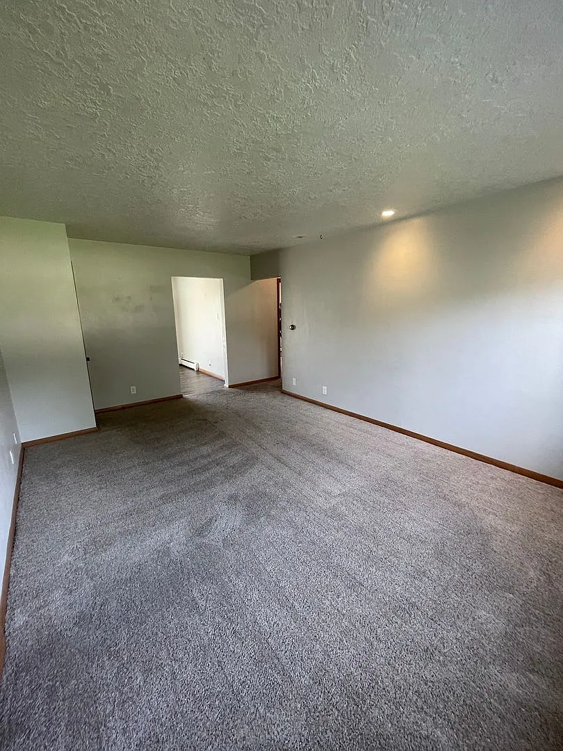 1344 Meadow Ln — Photo 3