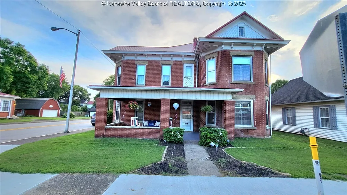 200 Wilson St photo 1