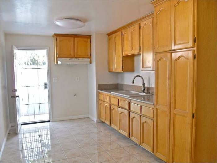 Bright & Spacious Kitchen