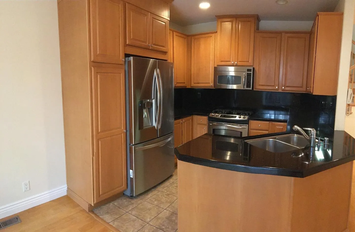 3 bed, 2.5 bath, 1590 sqft, $4,495 — Photo 2