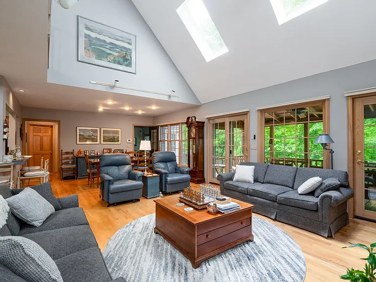 39 Robertson Dr — Photo 11