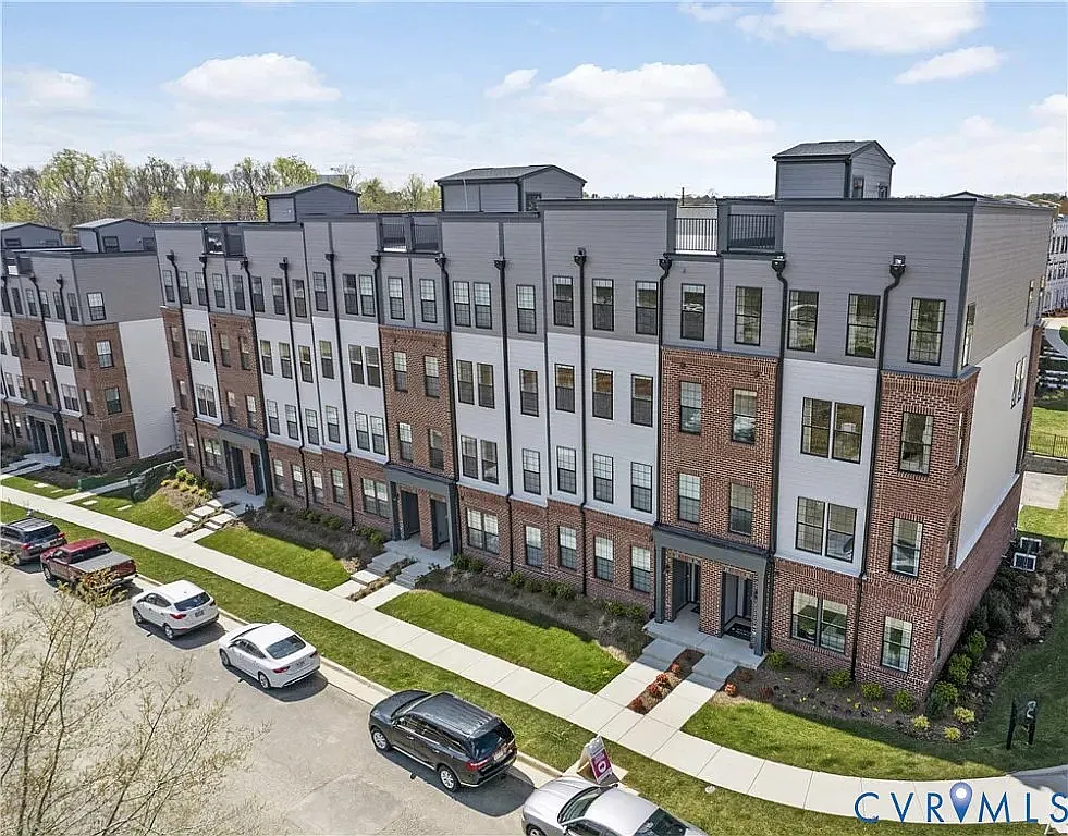 3 bed, 2.5 bath, 2400 sqft, $3,100 — Photo 1