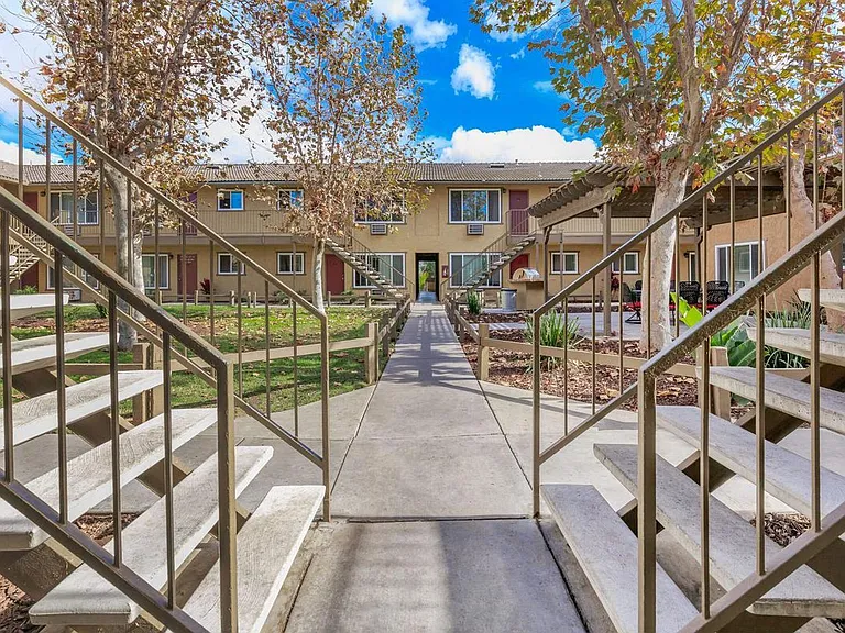 Newport Gardens Apartments, Vista — Photo 11