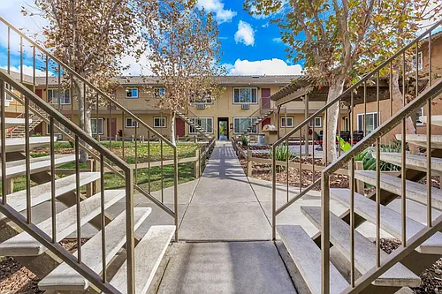 Newport Gardens Apartments, Vista Photo 1