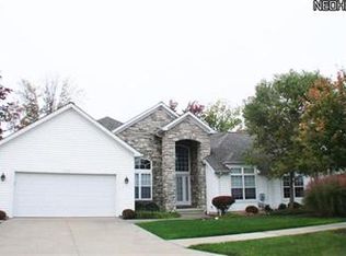 320 Gretna Green Dr, Highland Heights, OH 44143