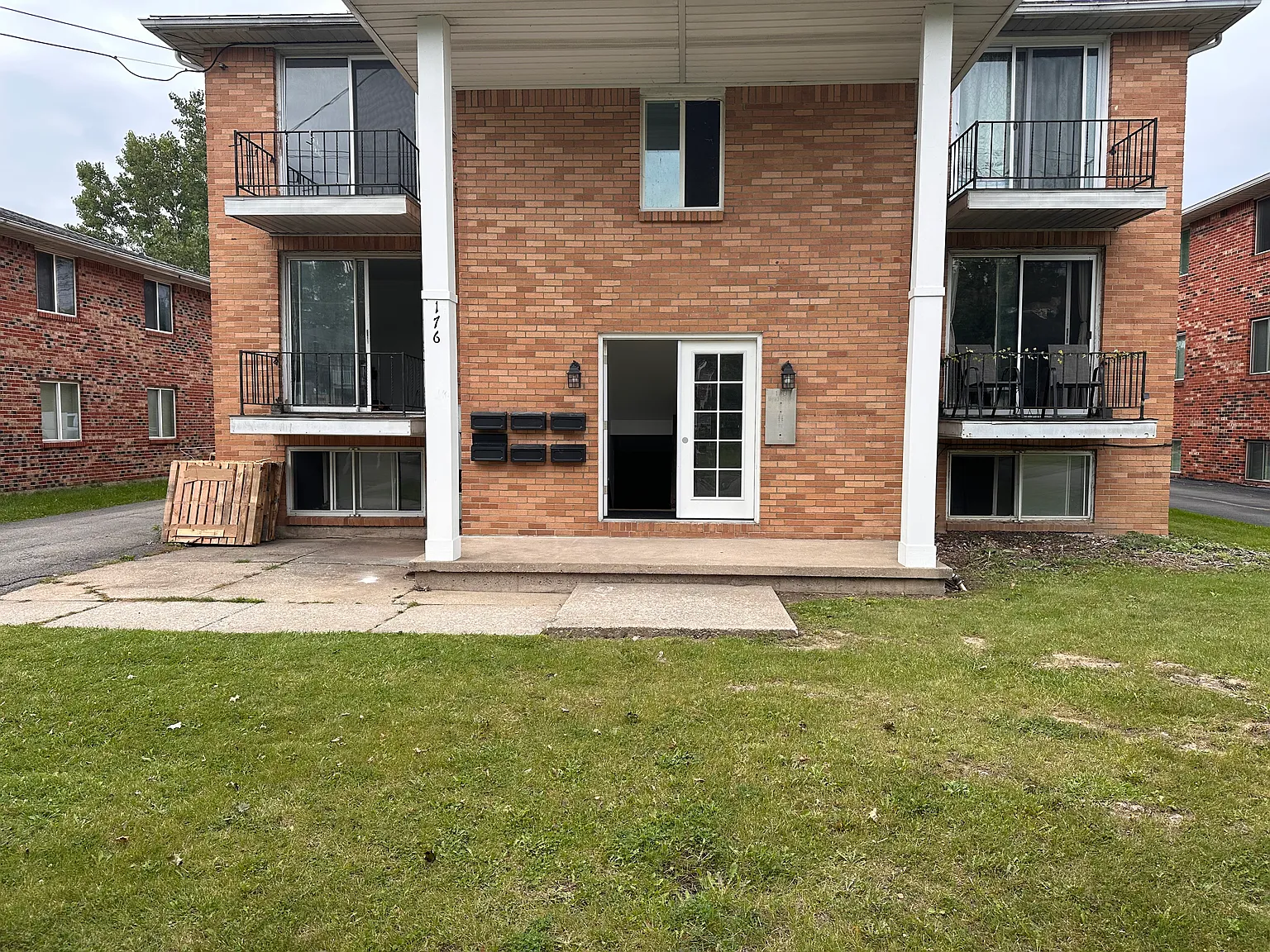 2 bed, 975 sqft, $1,200 — Photo 1
