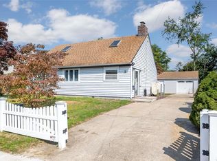 3 McKinley St, Copiague, NY 11726