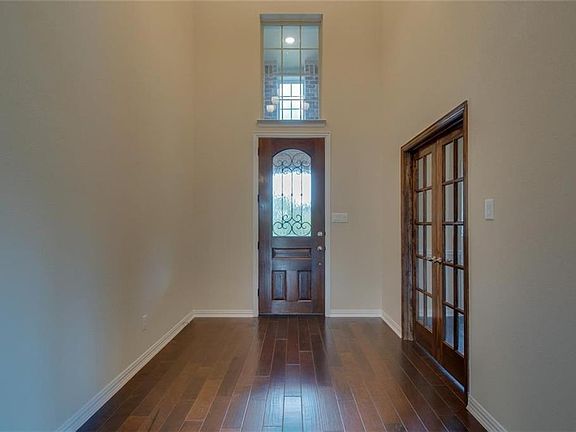 4th image of 1034 Southwestern Dr