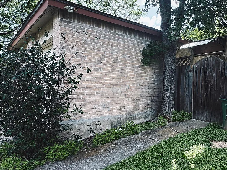 9906 Hundred Oaks Cir #B — Photo 20