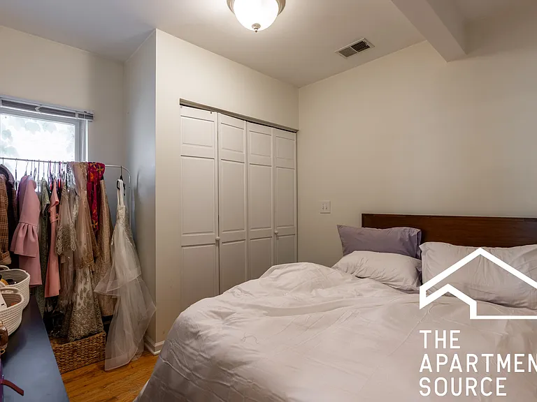 906 N Wood St — Photo 8