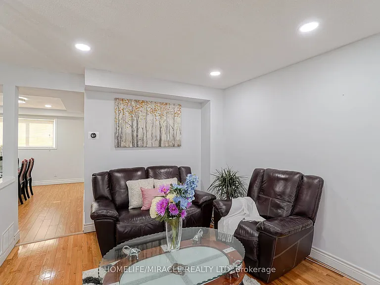 30 Hoskins Sq — Photo 5
