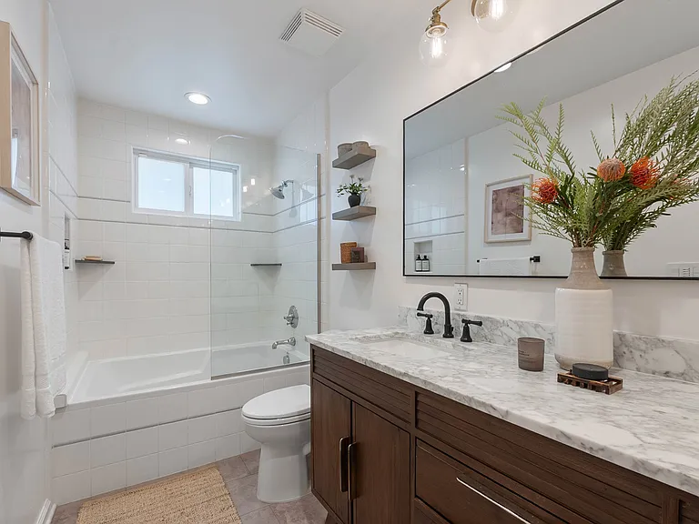 17453 Burbank Blvd — Photo 27