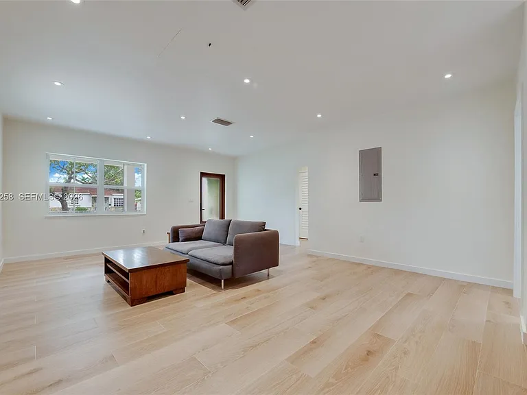 6356 SW 14th St — Photo 6