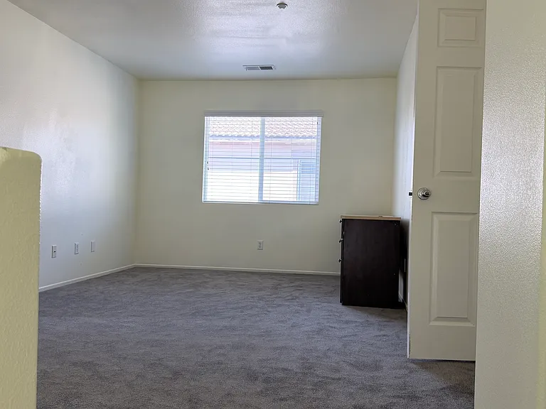 Office room (can convert to the fourth bedroom)