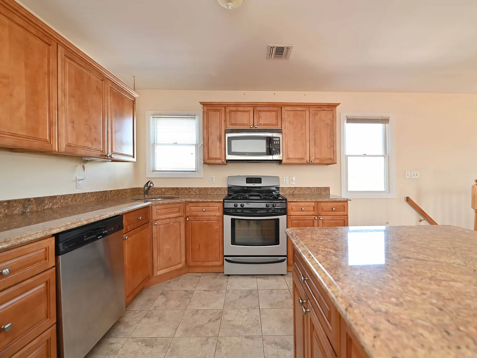 3 bed, 1.5 bath, 700 sqft, $2,850 — Photo 3