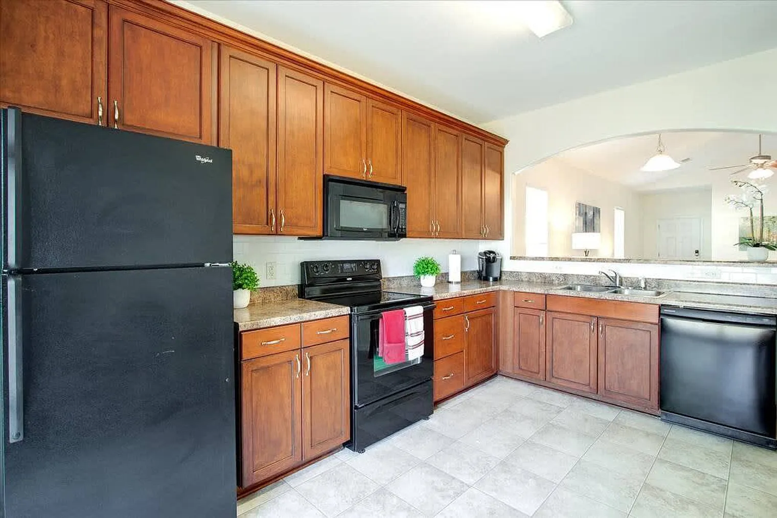 3 bed, 2.0 bath, 1399 sqft, $3,367 — Photo 3