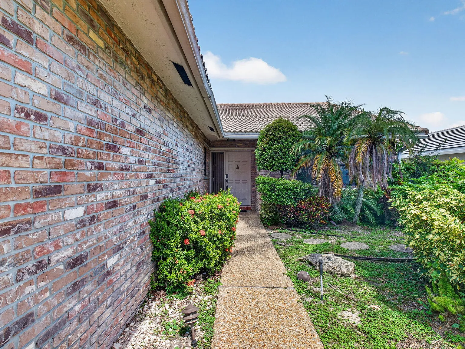 3 bed, 2.0 bath, 1841 sqft, $4,500 — Photo 4