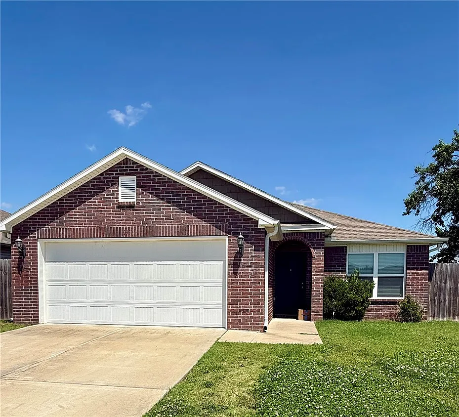 3 bed, 2.0 bath, 1449 sqft, $2,000 — Photo 1