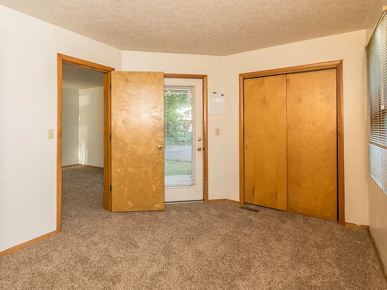 521 E Smith Ave — Photo 9