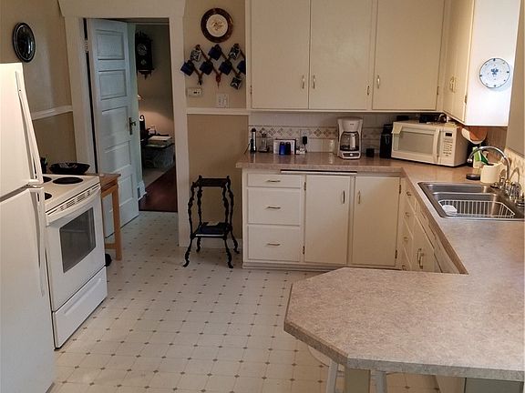5th image of 4130 Yakima Avenue S