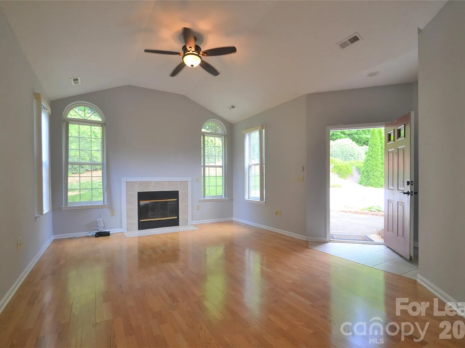 Trellis Pointe — Photo 4