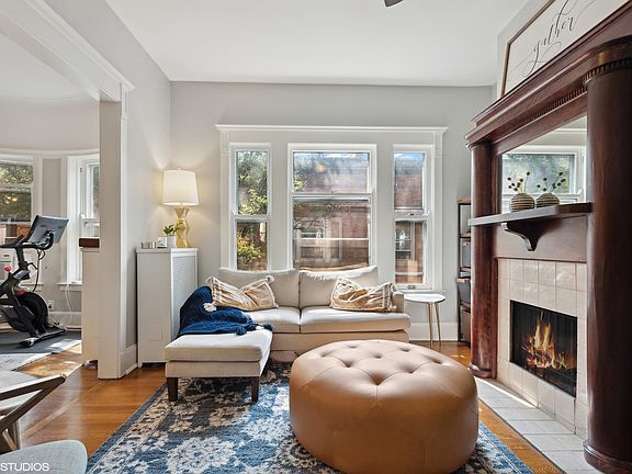 3rd image of 627 W Barry Ave #3C