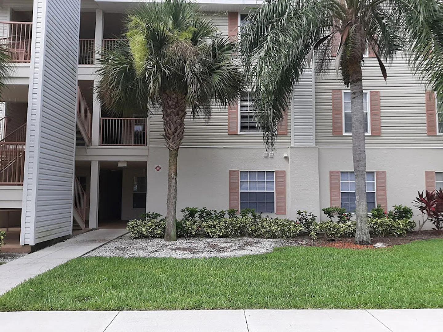 Beautiful ground floor 2/2 condo off Del Prado — Photo 2